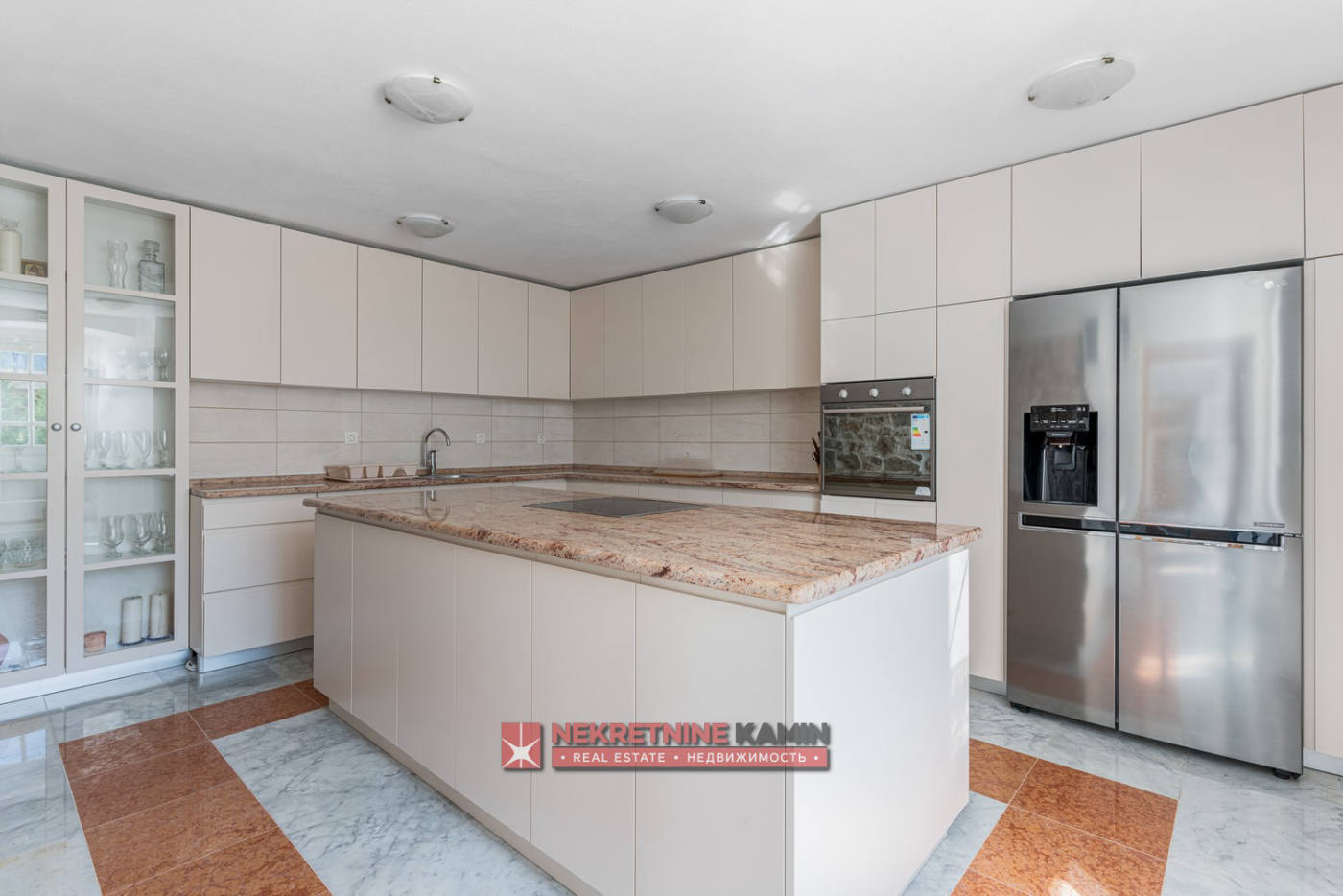 Комерційна нерухомість, 8611 м², 4 500 000$ — FAKTOR